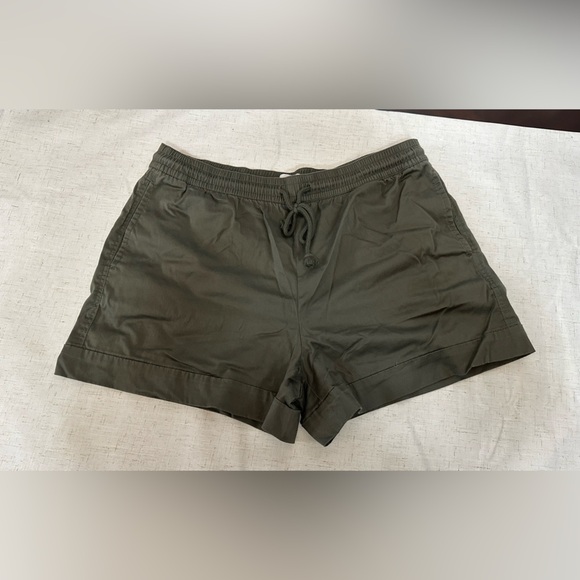 Lou & Grey Olive Green Women's Shorts 🌴☀️ - Picture 2 of 9